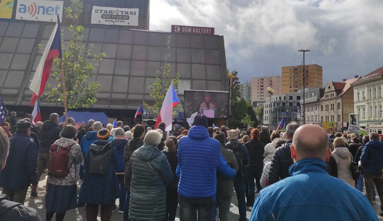 Demonstrovalo se také v Liberci, před kulturák přišly stovky lidí
