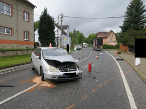 Vážná nehoda ve Smržovce. Osobní auto se srazilo s náklaďákem, na vině je zřejmě mikrospánek
