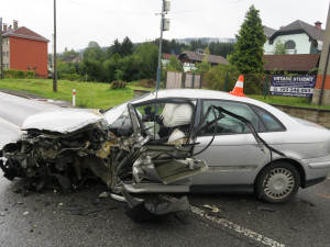 Vážná nehoda ve Smržovce. Osobní auto se srazilo s náklaďákem, na vině je zřejmě mikrospánek
