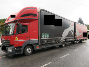 Vážná nehoda ve Smržovce. Osobní auto se srazilo s náklaďákem, na vině je zřejmě mikrospánek