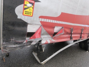 Vážná nehoda ve Smržovce. Osobní auto se srazilo s náklaďákem, na vině je zřejmě mikrospánek