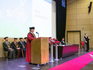 Rektor Miroslav Brzezina