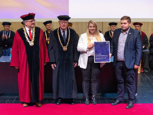 Zástupci studentů fakulty zdravotnických studií přebírají diplom