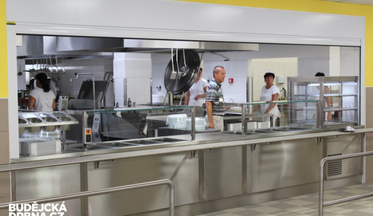 Průměrná cena školních obědů pro patnáctileté se zvedla na více než 35 korun