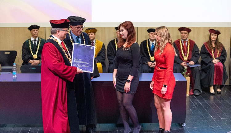 Studentky fakulty přírodovědně-humanintí a pedagogické přebírají diplom s poděkováním