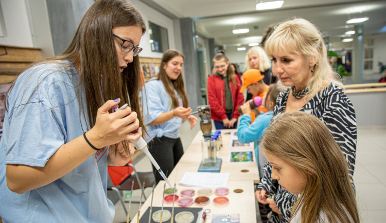Vědci budou mít v Brně pré. Lidem ukážou pitvu oka i planety