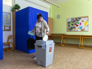 VOLBY 2022: Canov, nebo Loučková Kotasová? Začalo druhé kolo senátních voleb