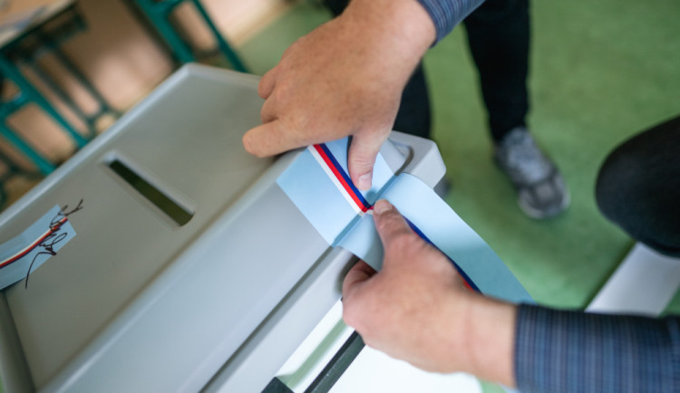 VOLBY 2022: Začíná druhý den senátních voleb na Liberecku. Voliči vybírají ze stávajícího senátora a náměstkyně primátora