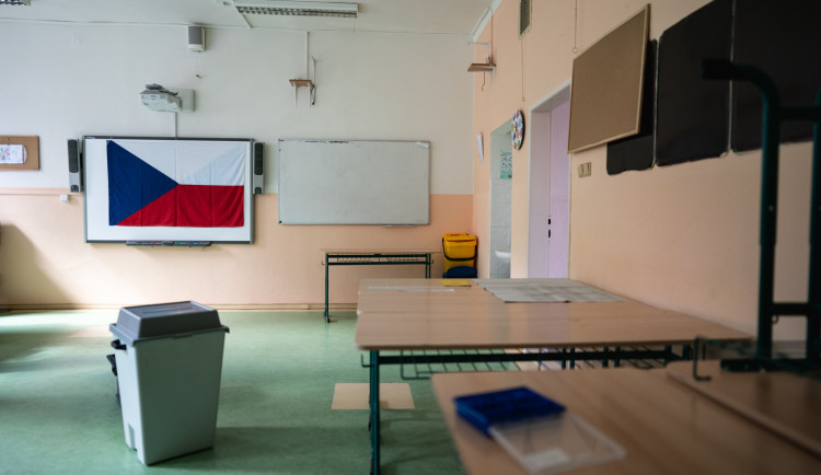 VOLBY 2022: Začíná poslední den voleb do senátu