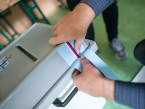 VOLBY 2022: Začíná druhý den senátních voleb na Liberecku. Voliči vybírají ze stávajícího senátora a náměstkyně primátora