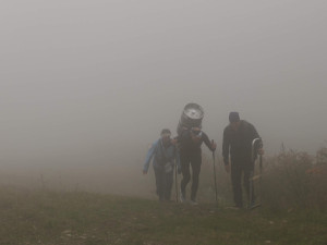 Vynášení sudů na Ještěd se zúčastnilo třináct statečných. V osobním rekordu vyhrál Petr Schneider