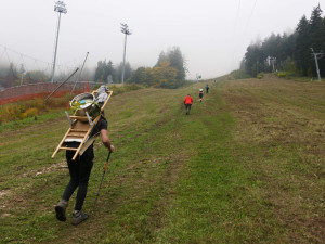 Vynášení sudů na Ještěd se zúčastnilo třináct statečných. V osobním rekordu vyhrál Petr Schneider