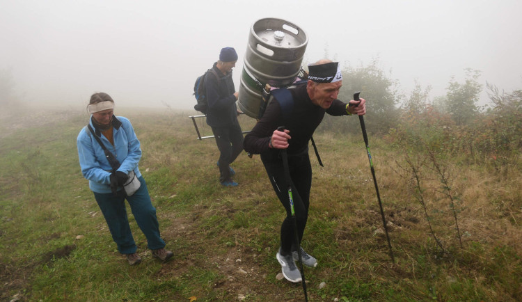 Vynášení sudů na Ještěd se zúčastnilo třináct statečných. V osobním rekordu vyhrál Petr Schneider