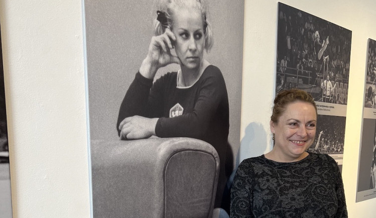 Dcera Radka Čáslavské na liberecké výstavě o mamince Věře.