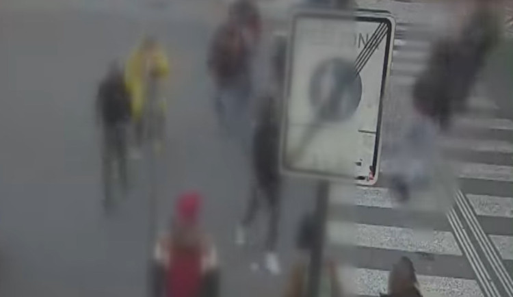 VIDEO: Cizinec zůstal ležet v bezvědomí na zemi po brutálním útoku v centru Prahy