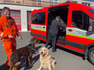 Krajští hasiči mají nové kynologické vozidlo. Pomůže při záchranných akcích i výcviku