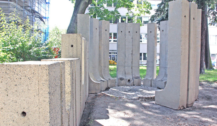 Peníze na kompletní opravdu památníku Adolfa Loose nestačí. Univerzita jej zakonzervuje