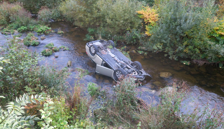 Řidič v Tanvaldu sjel z parkoviště do koryta řeky, na místě zemřel. Policie hledá svědky nehody
