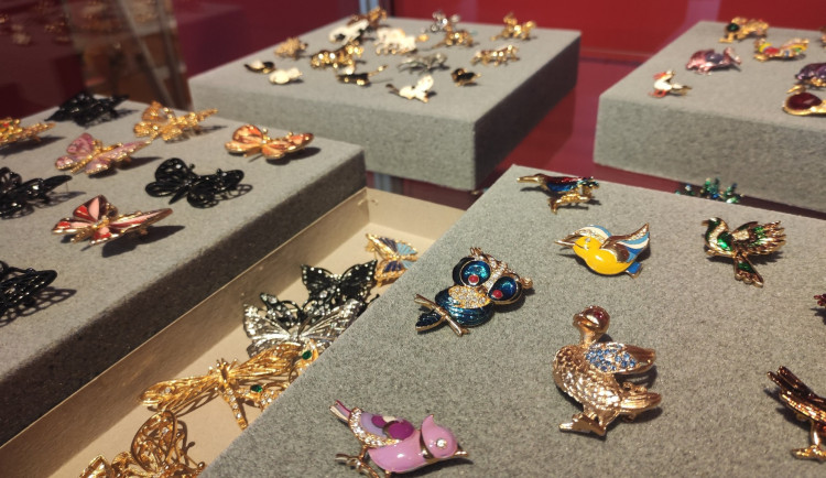 Muzeum v Jablonci vystavuje vzory skla a bižuterie z doby socialismu