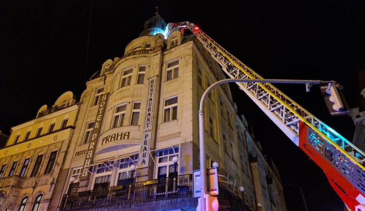 VIDEO: V centru Liberce zachraňovali hasiči a policisté muže z budovy hotelu Praha