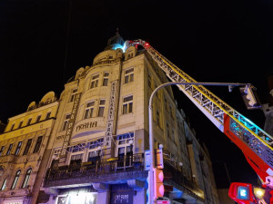 VIDEO: V centru Liberce zachraňovali hasiči a policisté muže z budovy hotelu Praha