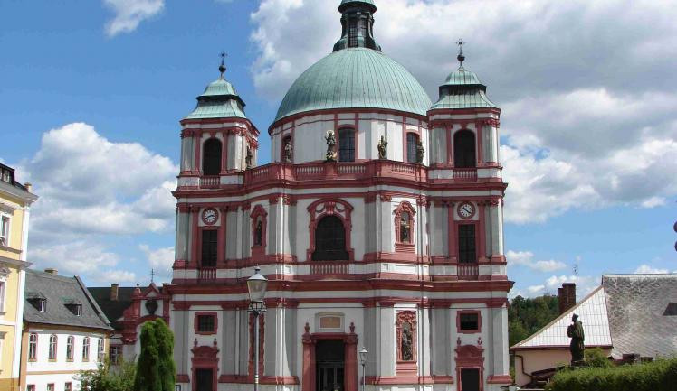 Dvouletá rekonstrukce baziliky v Jablonném v Podještědí je v polovině. Obnova se prodraží