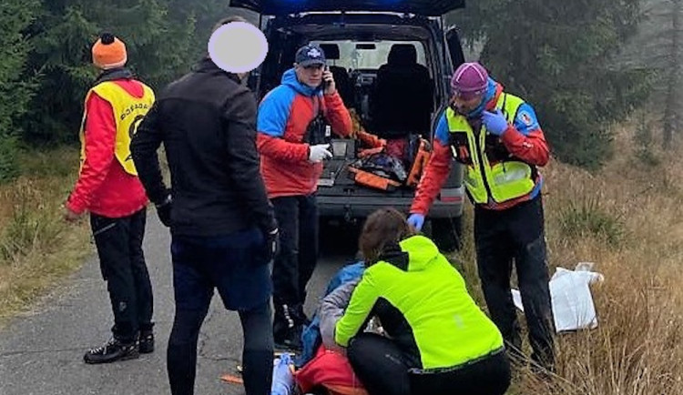 Boj o život na závodech v Jizerkách. Jeden z cyklistů dostal infarkt