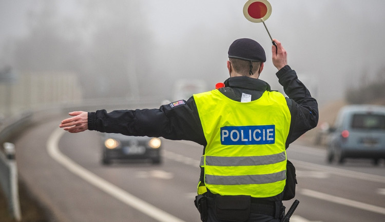 Čeští a němečtí policisté kvůli migraci začali kontrolovat hranice v Trojmezí