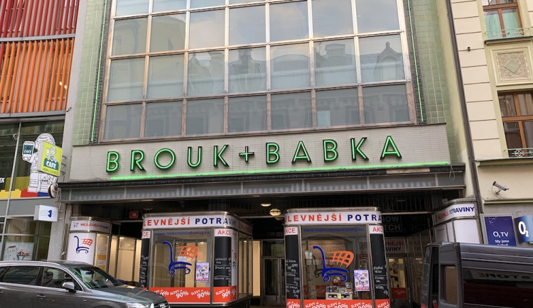 Kauza nápisu je po pěti letech u konce. Na obchodní dům v Pražské se vrátil Brouk a Babka