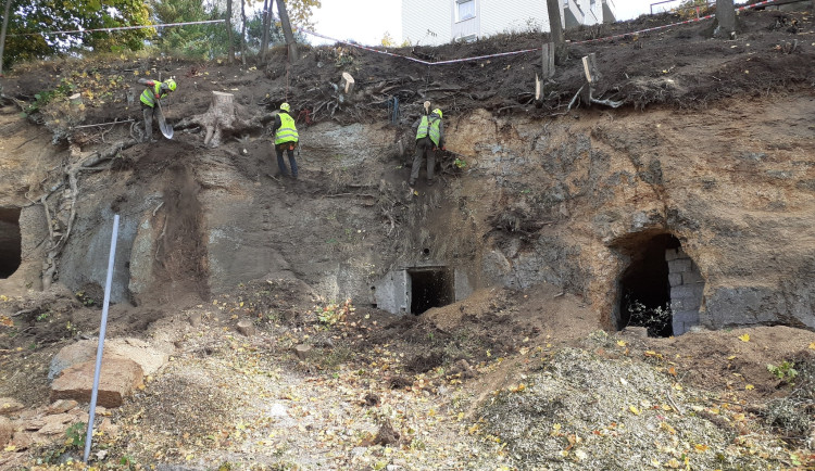 Kácení i odtěžení nestabilních bloků hornin. Město sanuje skalní masiv v Pastýřské
