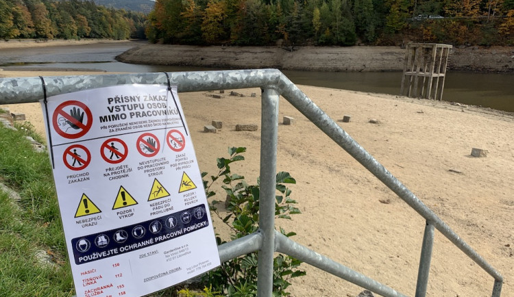 Přehrada už je téměř bez vody. Pozor na bahno, varuje Povodí Labe