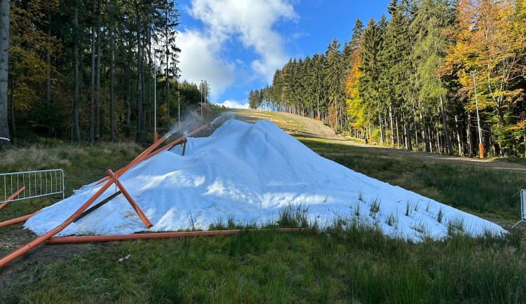Na Ještědu už zasněžují, areál schytal kritiku. Prostředky nejdou ze státních dotací, říká jeho ředitel