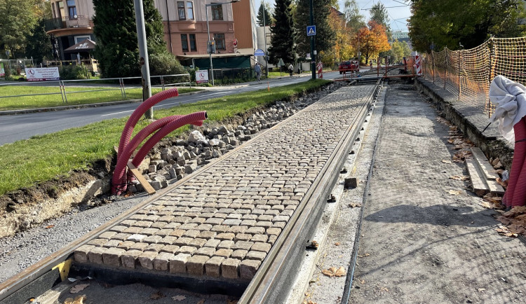 Nová výhybna, most i společný přejezd tramvaje a železnice. Modernizace tramvajové tratě do Jablonce přinese změny