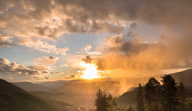 O víkendu se zatáhne a přidají se přeháňky. Teploty se budou držet kolem 18 stupňů