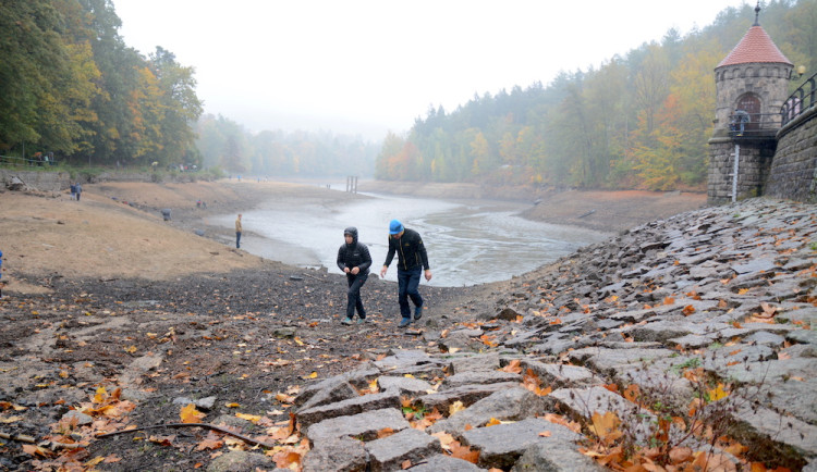 Na vypuštěnou přehradu musel pyrotechnik. Hledač pokladů našel dělostřelecký granát