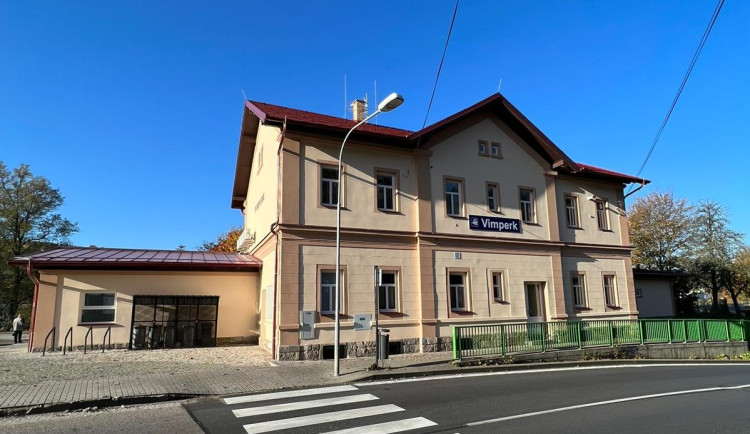 V podhůří Šumavy skončila rekonstrukce výpravní budovy z roku 1893