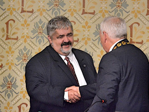 Primátoru Zámečníkovi pogratuloval i senátor Michael Canov (Starostové pro LK)