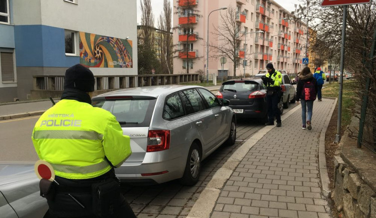 Brno se stále více potýká s nelegálním parkováním