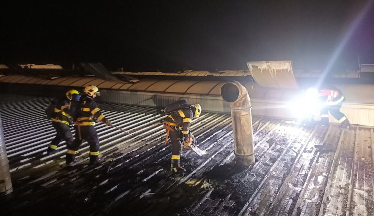 Hasiči pět hodin likvidovali požár střechy průmyslové haly v Zákupech