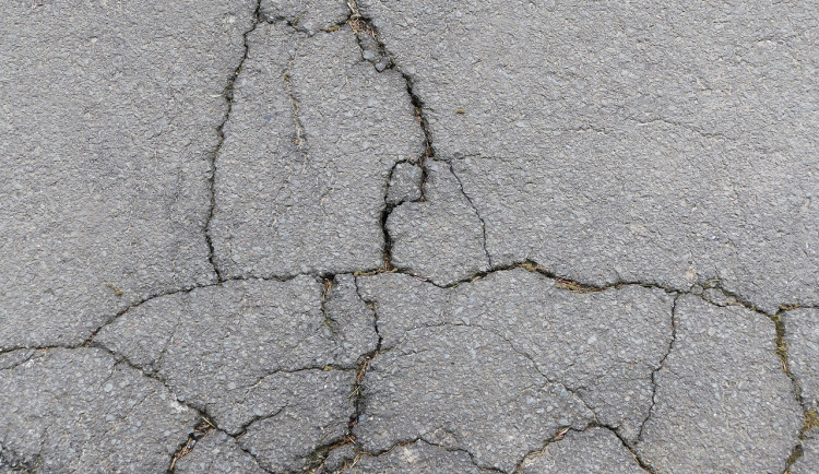 Silnice na Šumavě po zimě popraskala. Firma ji začala opravovat