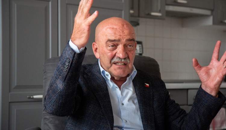 Je potřeba vědět, kdo z Ukrajiny utíká. Naše pomoc se může otočit proti nim, říká prezidentský kandidát Březina