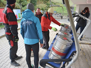 Podzimní test lanovky na Ještědu. Místo lyžařů vozila sudy s pivem