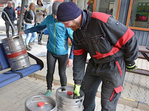 Podzimní test lanovky na Ještědu. Místo lyžařů vozila sudy s pivem