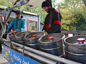 Podzimní test lanovky na Ještědu. Místo lyžařů vozila sudy s pivem
