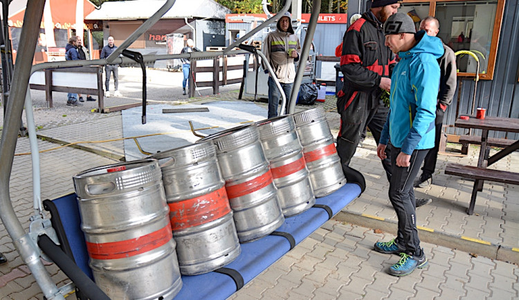 Podzimní test lanovky na Ještědu. Místo lyžařů vozila sudy s pivem