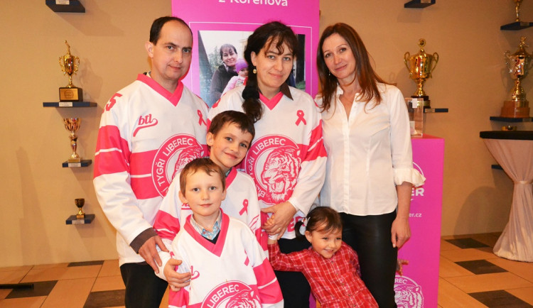 Rodina Ješutových s představitelkou nadace Evou Syrovátkovou v roce 2019, kdy sbírka odstartovala