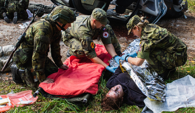 Strakoničtí vojáci nacvičovali na letišti v Bechyni obranu před vzdušnými útoky