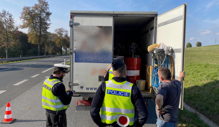 Kontroly nákladních vozidel. Jen tři řidiči neporušili zákon