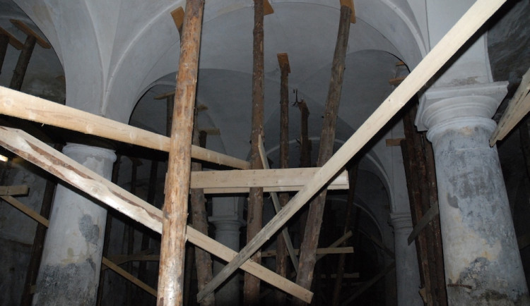 Obnovu části hospodářského dvora u zámku v Zákupech dál provázejí těžkosti