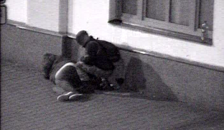 Opilý muž usnul na zemi před vlakovým nádražím. Zloděje zachytila kamera